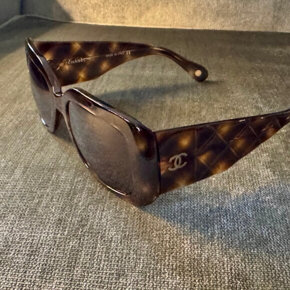 Vintage Chanel Quilted Tortoise Sunglasses - 1990s with Case and Box- Beautiful - Picture 2 of 13